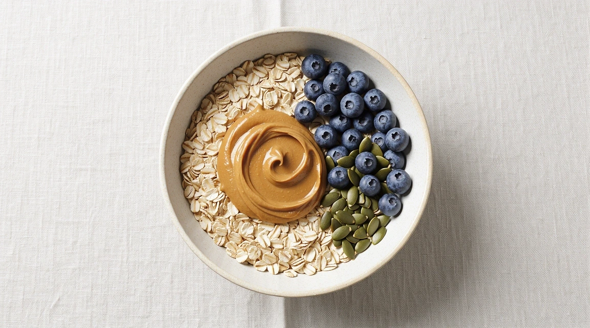 Bol de ovăz cu fructe de pădure și semințe